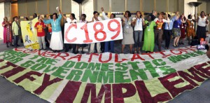Trabajadoras en el servicio del hogar celebran la aprobación del Convenio 189 sobre las Trabajadoras y Trabajadores Domésticos, en la sede de la Organización Internacional del Trabajo en Ginebra, en junio de 2011. Crédito: OIT