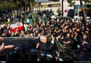 El ministro de Relaciones Exteriores iraní, Javad Zarif, fue recibido por una multitud en Teherán luego de negociar el marco para un acuerdo nuclear definitivo el 2 de abril en Lausana, Suiza. Crédito: ISNA/Borna Ghasemi