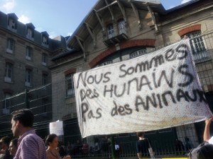 "Somos seres humanos, no animales", recuerda el cartel de migrantes que protestan por su situación en Francia. Crédito: Amnistía Internacional Francia