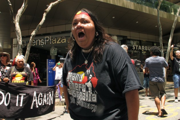 Una activista grita consignas durante una marcha en Brisbane, Australia, para detener el ciclo de “generaciones robadas” de niños aborígenes. Crédito: Silvia Boarini/IPS