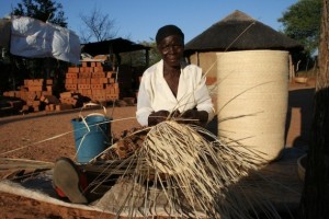 Siduduzile Nyoni termina uno de sus productos de palma de ilala, para venderlo a través de su cooperativa de mujeres en el oeste de Zimbabwe. Crédito: Busani Bafana/IPS
