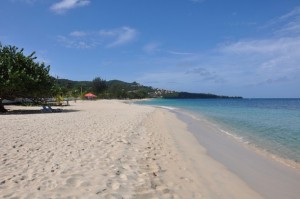 La elevación del nivel del mar plantea un problema para las economías caribeñas dependientes del turismo, cuyas playas son la principal atracción turística. Crédito: Desmond Brown/IPS.