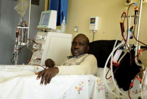 Paciente con problemas renales recibe hemodiálisis en el Hospital Nacional de Referencia Mulago en Kampala. Uganda. Crédito: Rebecca Vassie/IPS