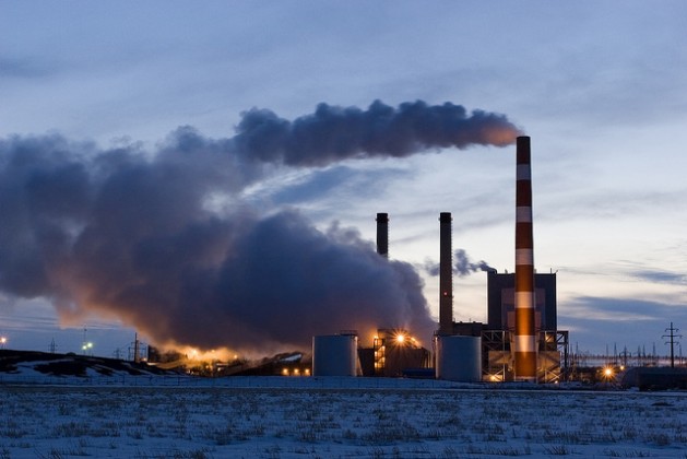 Organizaciones de la sociedad civil sostienen que los combustibles fósiles no deberían recibir ningún tipo de financiación climática. Crédito: Bigstock