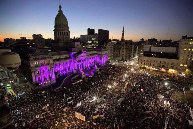 Los manifestantes desbordaron la plaza ante el Congreso legislativo de Argentina, en Buenos Aires, para demandar que cesen las muertes machistas de mujeres en el país. Crédito: Cortesía de Ni Una Menos