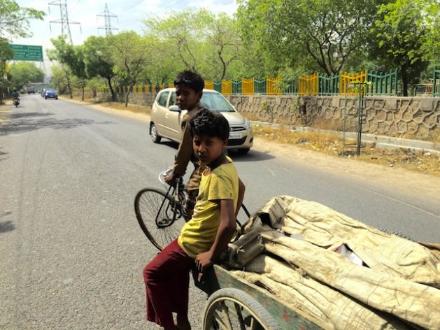 Algunos niños ganan hasta cinco dólares diarios por reciclar basura en India. Crédito: Neeta Lal/IPS