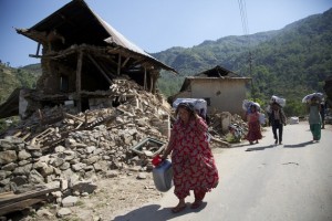 Nepaleses llevan ayuda de emergencia donada por Gran Bretaña, 10 días después del terremoto del 25 de abril. Crédito: Russell Watkins/DFID