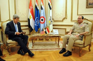 El secretario de Estado estadounidense, John Kerry, se reúne en El Cairo con el entonces ministro de Defensa y posterior presidente de Egipto, Abdel Fatah al Sisi, el 3 de noviembre de 2013. Crédito: Departamento de Estado de Estados Unidos.
