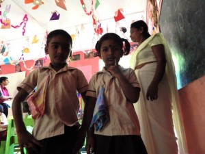 Alumnos de una escuela para hijos de trabajadores de una plantación de té en el centro de Sri Lanka. Crédito: Kanya D'Almeida/IPS