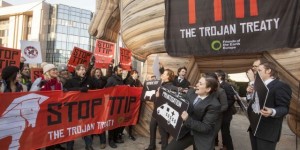 Protesta en contra del acuerdo la Asociación Transatlántica de Comercio e Inversiones en Bruselas. Crédito: Lode Saidane/Amigos de la Tierra Europa