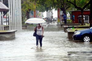 Hace tres años, las inundaciones en la capital de Trinidad y Togabo dejaron a muchas personas sin más alternativa que vadear el diluvio. Pero luego, la sequía se convirtió en un problema. Crédito: Peter Richards/IPS