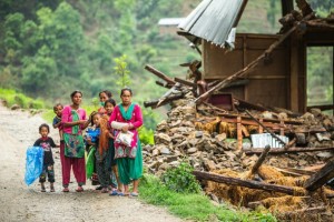 Una familia junto a una casa dañada por el terremoto de abril cerca de Naglebhare, Nepal. Crédito: Banco Asiático de Desarrollo/CC-BY-2.0