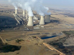 Central de energía de carbón en Middelburg, Sudáfrica. Crédito: Gerhard Roux /CC BY-SA 4.0-3.0-2.5-2.0-1.0