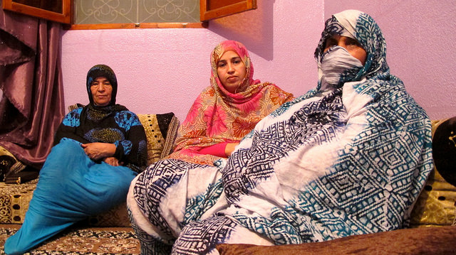 De izquierda a derecha, Fátima Hamimid Aza Amidan y Rabab Lamin, tres integrantes del Foro para el Futuro de la Mujer Saharaui, en un lugar de El Aaiún sin especificar. Crédito: Karlos Zurutuza/IPS
