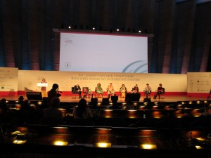 Sesión de la conferencia científica de París sobre cambio climático, durante la intervención de la relatora especial para los derechos humanos de las Naciones Unidas, Victoria Tauli-Corpuz. Crédito: Fabíola Ortiz/IPS
