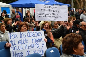 Un grupo de pensionadas chilenas reclaman sus derechos durante una actividad en Santiago este mes, para promover los derechos de las mujeres del país. Crédito: Claudio Riquelme/IPS