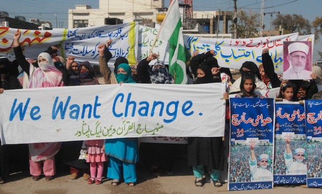 Mujeres y niñas se manifiestan contra la corrupción en Peshawar, Pakistán. Crédito: Ashfaq Yusufzai/IPS