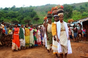 Sacerdotisas de la comunidad tribal de dongria kondh, en India, realizan un elaborado ritual antes de salir a buscar las semillas de mijo. Crédito: Manipadma Jena/IPS