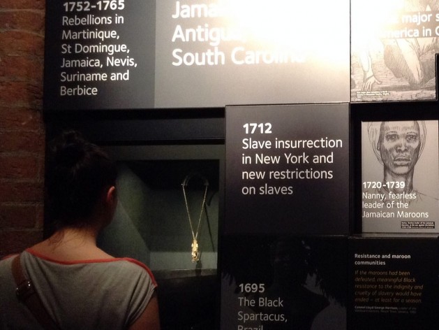 Una visitante en el Museo Internacional de la Esclavitud en Liverpool, Inglaterra. Crédito: A.D. McKenzie/IPS