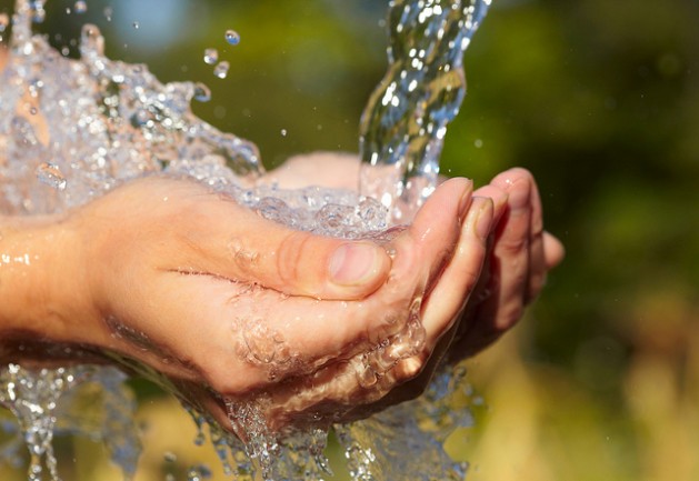 El Fondo de las Naciones Unidas para la Infancia (Unicef) triplicó el volumen de agua que distribuye en Siria, de 800.000 a 2,5 millones de litros al día. Crédito: Bigstock