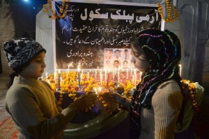 Niñas encienden velas en recuerdo de las 145 víctimas del atentado contra la Escuela Pública del Ejército en Peshawar, Pakistán, en diciembre de 2014. Crédito: Ashfaq Yusufzai/IPS