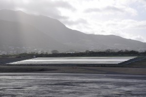 San Cristóbal y Nieves creó un parque solar de un megavatio en el Aeropuerto Internacional Robert L. Bradshaw. Además, tiene otra iniciativa similar a punto de quedar pronta para operar. Crédito: Desmond Brown/IPS
