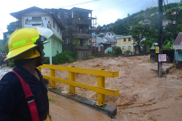 Las graves inundaciones están entre los principales efectos devastadores del cambio climático, como las que sufrió la isla caribeña de Dominica en 2011. Crédito: Desmond Brown/IPS