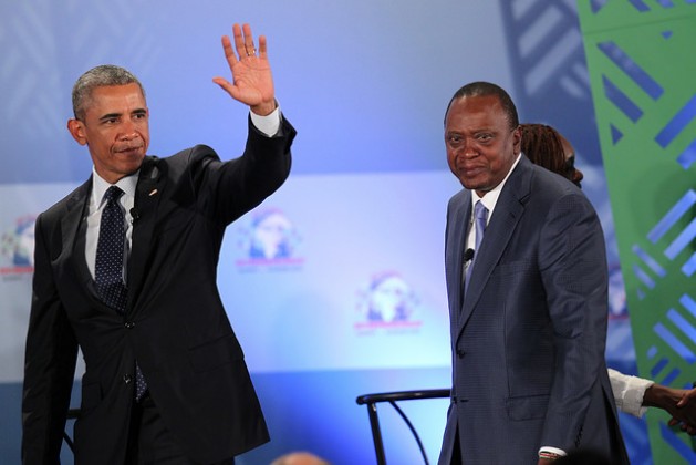 Los presidentes Barack Obama y Uhuru Kenyatta saludan al público presente en la Cumbre Empresarial Mundial, celebrada en Nairobi, Kenia, el 25 de julio. Crédito: Embajada de Estados Unidos en Nairobi