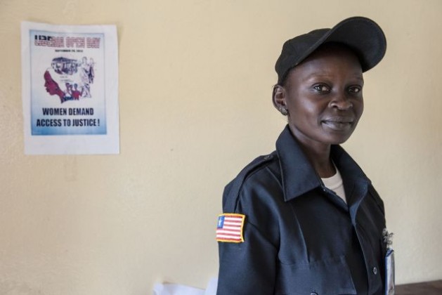 Agente de la Policía Nacional de Liberia, Lois Dolo, trabaja en la seguridad de la tercera conmemoración anual del Día Mundial Abierto sobre las Mujeres, la Paz y la Seguridad en ese país africano. La jornada se llamó “Mujeres reclaman acceso a la justicia”. Crédito: UN Photo/Staton Winter