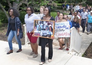 Estudiantes y profesores de la estadounidense Universidad de Penn State marcharon el 19 de junio en conmemoración de las víctimas de crímenes de odio en todo el país, incluidas las nueve personas asesinadas en la iglesia de Charleston, Carolina del Sur. Crédito: Penn State / cc by 3.0