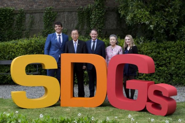 El secretario general Ban Ki-moon (segundo desde la izquierda) en Dublín. Crédito: Evan Schneider/ONU