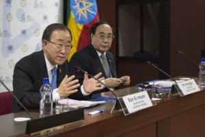 El secretario general de la ONU, Ban Ki-moon (a la izquierda), en una conferencia de prensa en Addis Abeba tras asistir a la Tercera Conferencia Internacional sobre la Financiación para el Desarrollo. Crédito: Eskinder Debebe/ONU