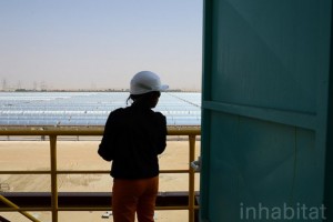 Planta de energía solar por concentración Shams 1, en Abu Dhabi. Crédito: Inhabitat Blog / cc by 2.0