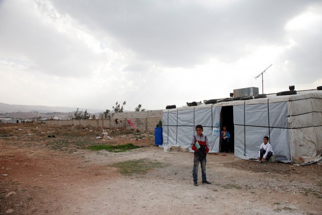 Niños sirios junto a su vivienda provisoria en el valle de la Becá, Líbano. Crédito: DFID - Departamento de Gran Bretaña para el Desarrollo Internacional / CC-BY-2.0