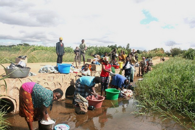 Lugareños de Mchinji, en Malawi, lavan ropa en un arroyo. Crédito: Claire Ngozo/IPS