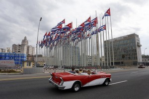 Banderas cubanas ondean ya en la llamada tribuna antiimperialista, frente al edificio de la embajada de Estados Unidos en La Habana, días antes de que visite la isla caribeña el 14 de agosto el secretario de Estado, John Kerry, para la reapertura formal de la sede diplomática. Crédito: Jorge Luis Baños/IPS