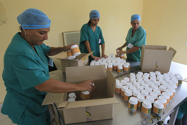 Tres mujeres trabajan en el envasado y etiquetado de píldoras de espirulina, en la planta de producción, de la empresa estatal Genix-Labiofam, en la localidad de Zaragoza, en Cuba. Crédito: Jorge Luis Baños/IPS