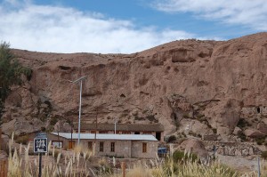 La escuela primaria de Caspana, a 1.400 kilómetros al norte de Santiago de Chile. Dos primas indígenas, capacitadas como ingenieras solares, lograron que las autoridades municipales pusieran paneles solares para iluminar las edificaciones públicas y sus pocas calles, mientras ellas instalaron los paneles en 127 de sus viviendas. Crédito: Mariana Jarroud/IPS