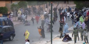 Agentes marroquíes cargan contra manifestantes, en especial contra mujeres, durante una protesta en El Aaiún, en imágenes captadas por Equipe Media desde la azotea de uno de los edificios circundantes. Crédito: Cortesía de Equipe Media