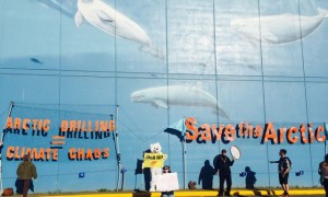 Extracción en el Ártico igual caos climático, asegura una gran pancarta en la ciudad de Anchorage, en Alaska, que reclama “Salvemos el Ártico”, en una demanda de activistas a los participantes en la conferencia Glacier sobre el Ártico, promovida por el Departamento de Estado de Estados Unidos. Crédito: Leehi Yona/IPS