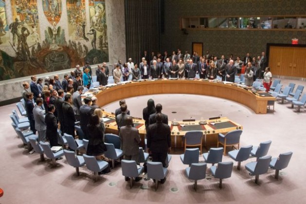 Miembros del Consejo de Seguridad de la ONU guardan un minuto de silencio al comienzo de una sesión para considerar la creación de un tribunal especial por el vuelo MH17 de Malaysia Airlines, derribado en julio de 2014 en Ucrania. La resolución para crearlo no se aprobó por el veto de Rusia. Crédito: UN Photo/Loey Felipe