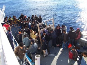 Inmigrantes del norte de África cerca de la isla italiana de Sicilia. Crédito: Vito Manzari, de Martina Franca (TA), Italia. Immigrati Lampedusa / CC-BY-2.0