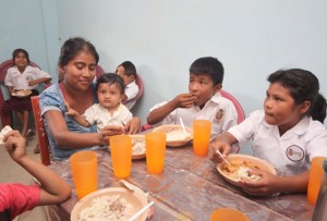 Una madre comparte con sus hijos el almuerzo en una escuela rural mexicana, como parte de uno de los programas que centraliza la iniciativa de la Cruzada contra el Hambre. Crédito: Gobierno de México