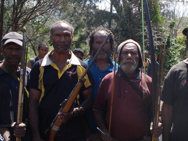 Guerreros que se enfrentaron a otros durante más de dos meses en 2015 en la aldea de Kenemote dicen que quieren paz en la provincia de las Tierras Altas Orientales de Papúa Nueva Guinea. Crédito: Catherine Wilson/IPS