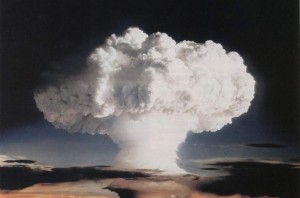 Nube de un ensayo nuclear atmosférico realizado por Estados Unidos en el atolón de Enewetak, Islas Marshall, en noviembre de 1952. Crédito: Gobierno de Estados Unidos.