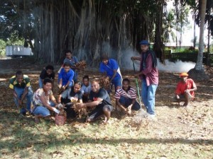 Todos los días se puede ver a los integrantes del movimiento Tropical Gems cuidando los espacios públicos en Madang, una ciudad en la coste norte de Papúa Nueva Guinea. Crédito: Catherine Wilson/IPS