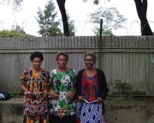 Un número significativo de mujeres, como las integrantes del Grupo de Artesanas del Monte Hagen, en la región de las tierras altas de Papúa Nueva Guinea, sufren las consecuencias del VIH/sida, como viudez y dificultades económicas, entre otras. Crédito: Catherine Wilson/IPS.