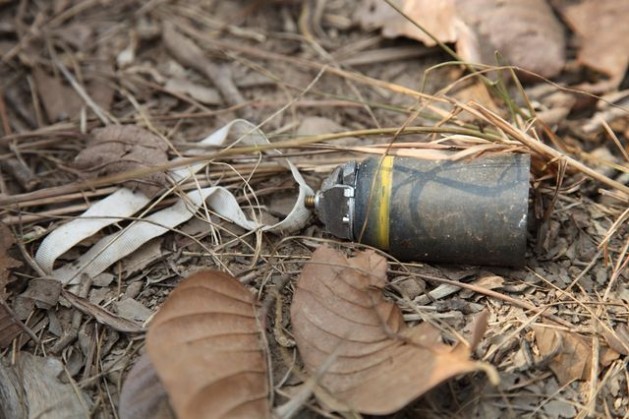 Las bombas conocidas como Municiones Convencionales Mejoradas con Propósito Doble (DPICM, en inglés) se distinguen por tener una cinta blanca de nailon con fines de estabilización. Crédito: Stéphane De Greef, Landmine and Cluster Munition Monitor / CC-BY-2.0