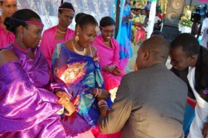 Una ceremonia matrimonial en Uganda conocida como ‘kuhingira’, en la que el novio ofrece una dote a la familia de la novia. La Corte Suprema dictaminó en agosto de 2015 que en caso de disolución del vínculo, es inconstitucional devolver esa dote. Crédito: Wambi Michael/IPS