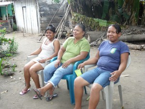 María del Rosario Gutiérrez, en el centro, acompañada de su hija María y de otra integrante de la Asociación de Mujeres Recicladoras de Altagracia, Francis Socorro Hernández, descansan después de una jornada recogiendo y procesando basura en la isla de Ometepe, en Nicaragua. Crédito: José Adán Silva/IPS